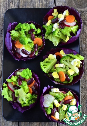 Салат в капустных тарелочках