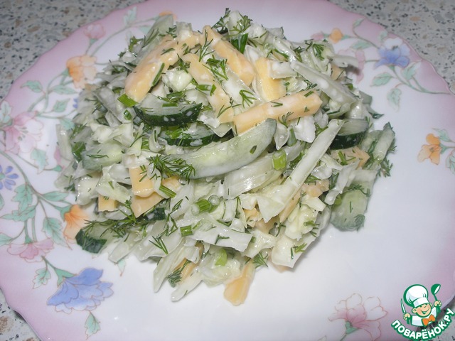 Салат из капусты, огурца, зелени и сыра 