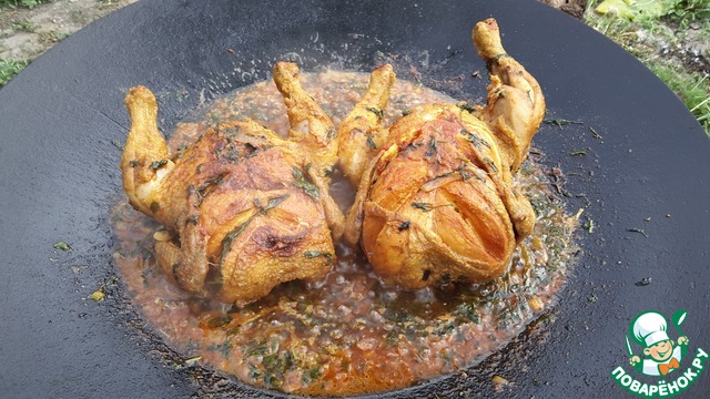 Жареная курица в большой сковороде
