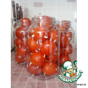 Заготовки на зиму: помидоры с чесноком внутри