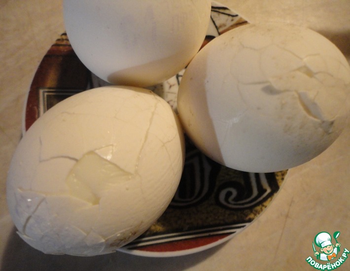 Яйцо с трещиной. Яйца с луком. Треснутые диски яйца. Сало с луком и яйцом. Яйцо трещина