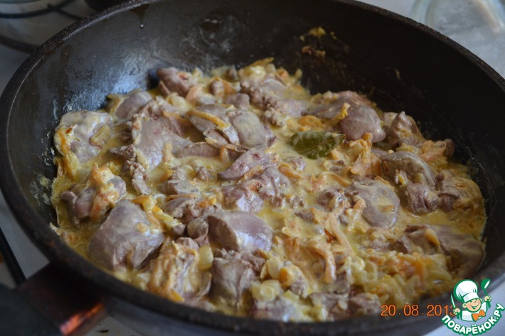 Как приготовить Печень с грибами в сметанном соусе на сковороде рецепт пошагово