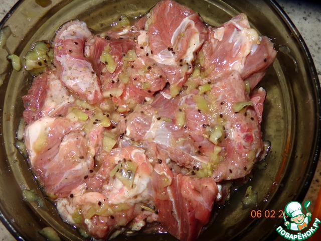 Мясо с киви в духовке