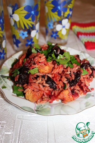 Ароматный плов с курицей, курагой и черносливом