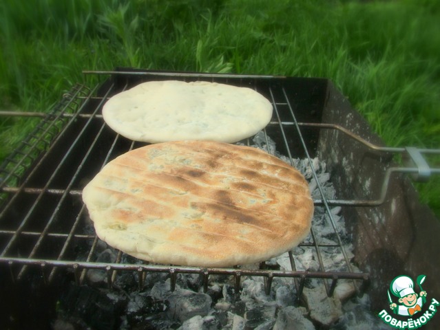 Лаваш на костре с сыром и зеленью