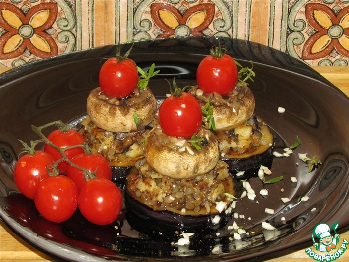 Тушеные баклажаны с помидорами и луком