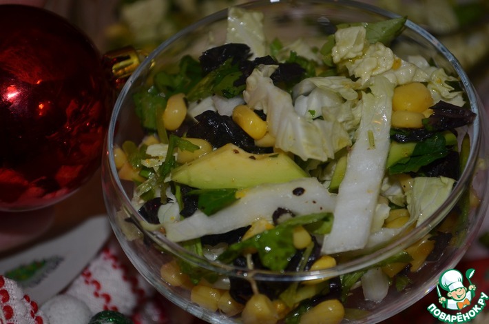 Салат с авокадо, кукурузой и бобами