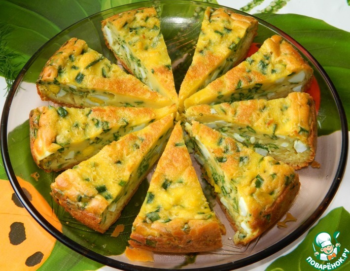 Простой пирог с зеленым луком и яйцом в мультиварке