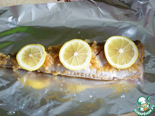 Запеченный хек с луком и лимоном