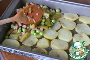 Запечённый картофель с маринованными огурцами и горошком