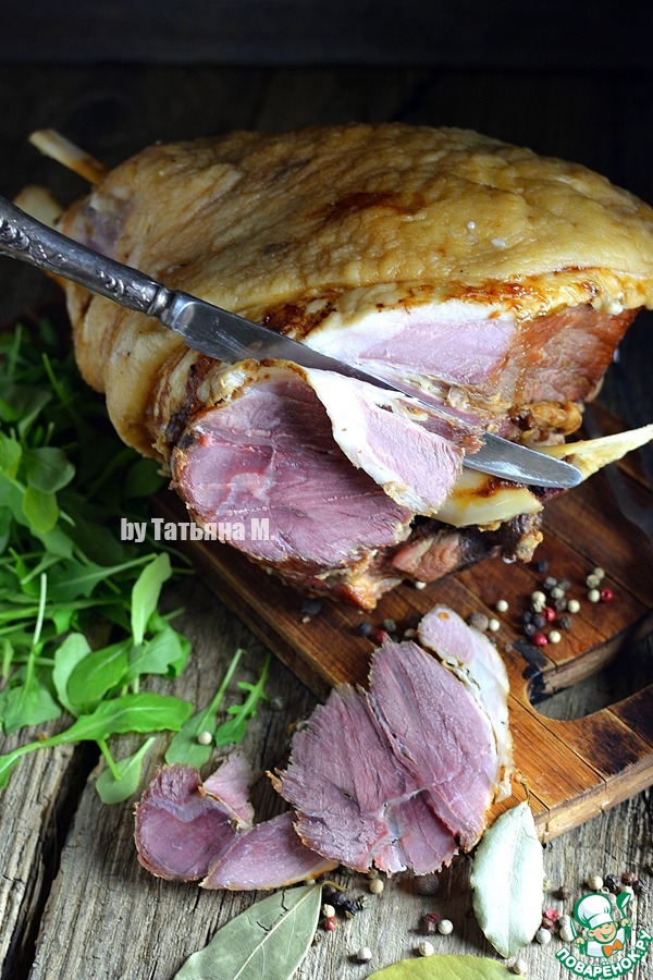 Ароматный свиной окорок, запеченный с луком в духовке – пошаговый рецепт приготовления с фото