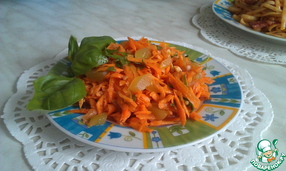 Соленый салат из моркови. Салат из моркови и соленых огурцов. Салат с морковью и солеными огурцами. Морковный салат с сол огурцом. Морковь с солеными огурцами потушить.