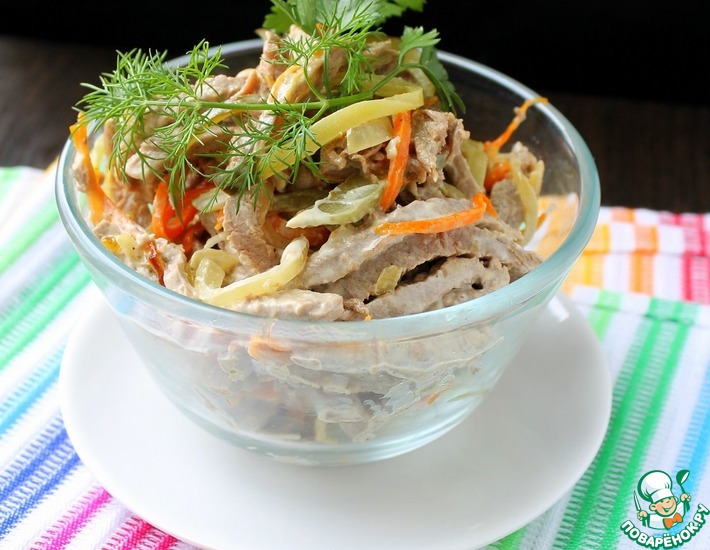 Мясной салат со свежим огурцом и вареными овощами