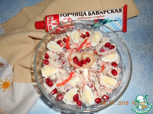 Салат с креветками и крабовыми палочками: рецепт - Лайфхакер