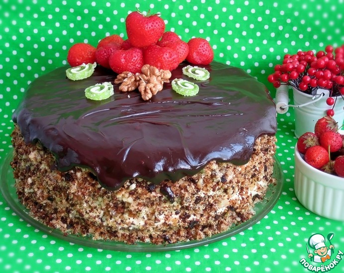Шоколадный торт с творожным кремом и клубникой