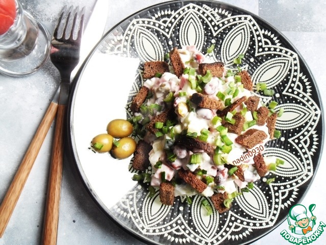 Салат с оливками и сухариками