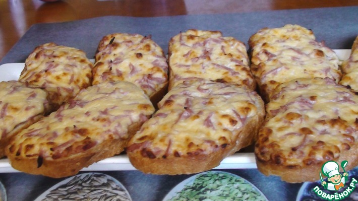 горячие бутерброды с колбасой и сыром и помидорами на батоне сковороде | Дзен