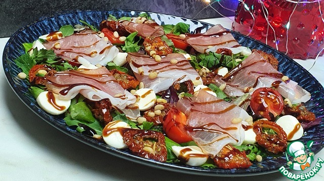 Легкий салат с томатами и моцареллой