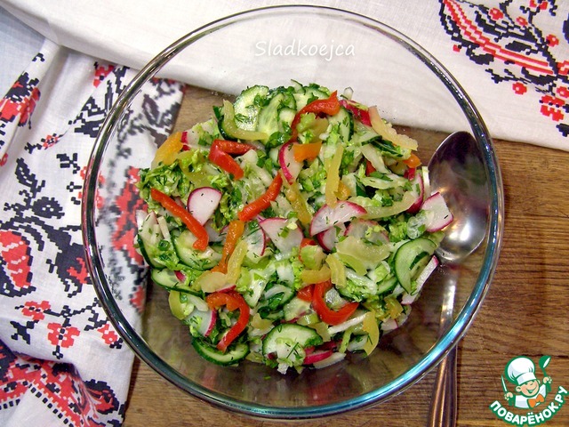 Зеленый салат с домашними сухариками из зернового хлеба