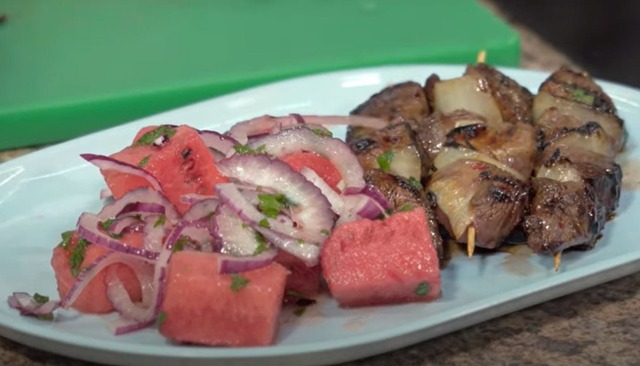 Загляните на кухню ФУД СИТИ! Готовим шашлычки с арбузным салатом