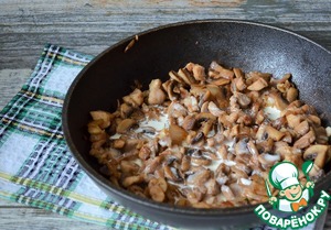 Дрожжевые блины с курицей и шампиньонами