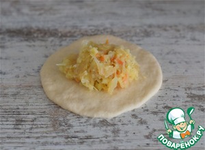 Пирожки с квашеной капустой и картофелем