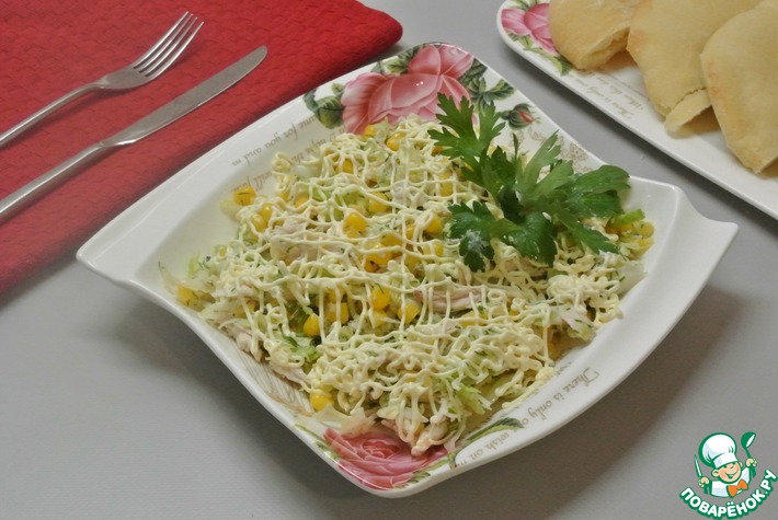 Салат с курицей, капустой, фетой и твёрдым сыром