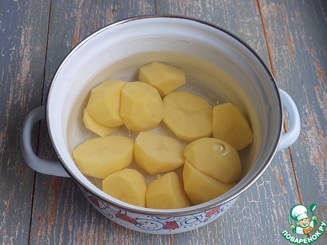 Фаршированный ветчиной и сыром картофель в кляре