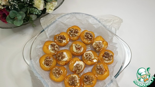 Запеченные абрикосы с сыром бри, орехами и медом
