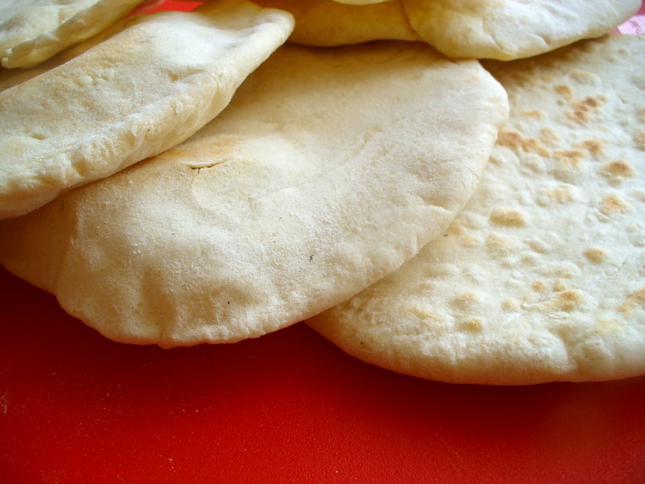 Рецепт питы на сковороде без дрожжей. Лепешка хлеб-пита арабская. Арабский хлеб пита. Арабские лепешки на сковороде. Лепешки с творогом и зеленью.